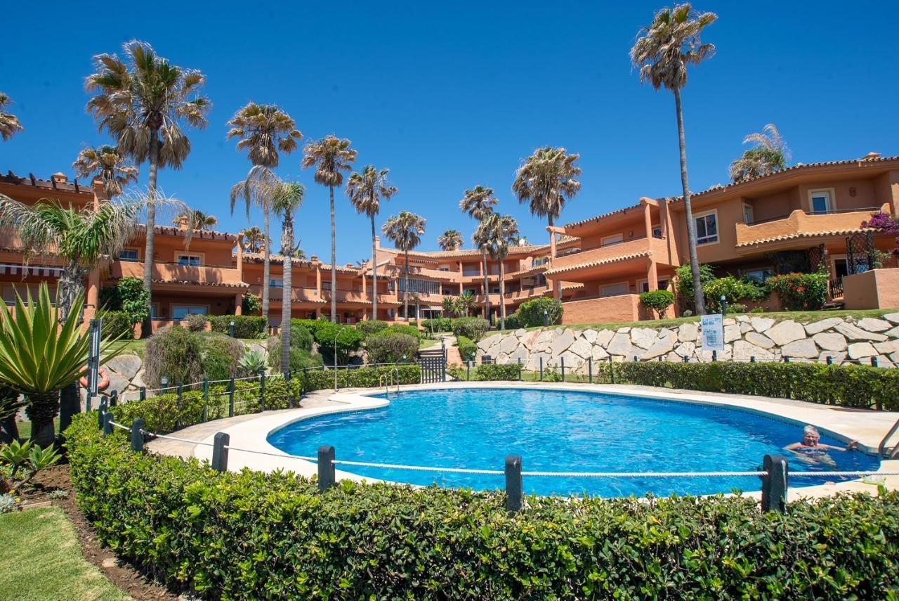 Fantastic Beachfront Apartment Estepona Exteriör bild
