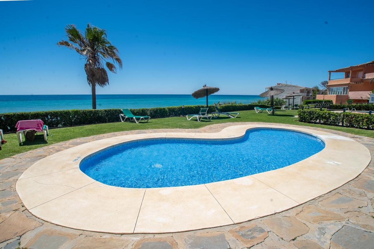 Fantastic Beachfront Apartment Estepona Exteriör bild