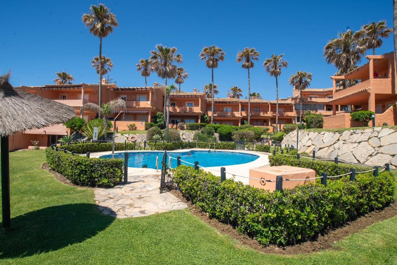 Fantastic Beachfront Apartment Estepona Exteriör bild