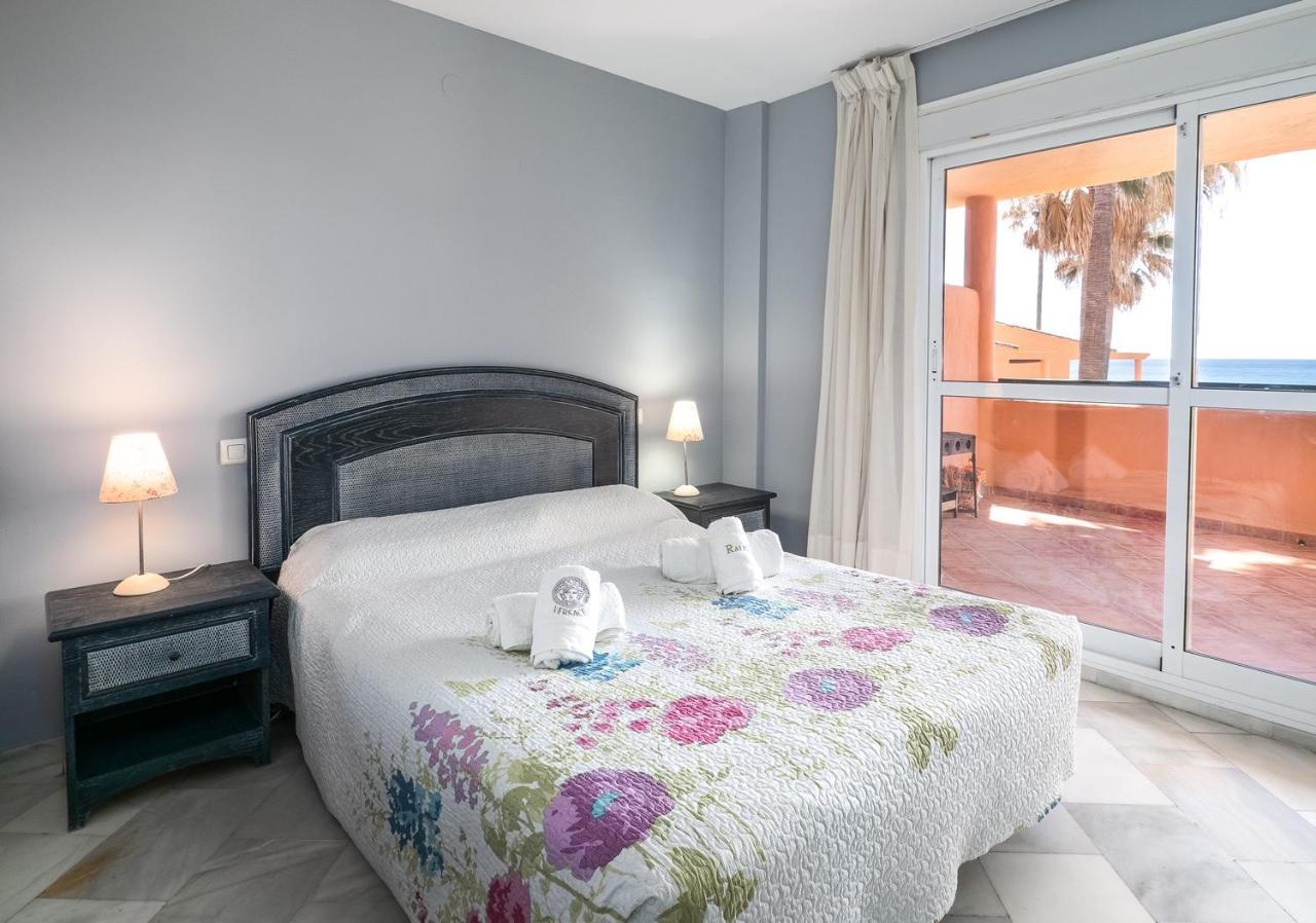 Fantastic Beachfront Apartment Estepona Exteriör bild