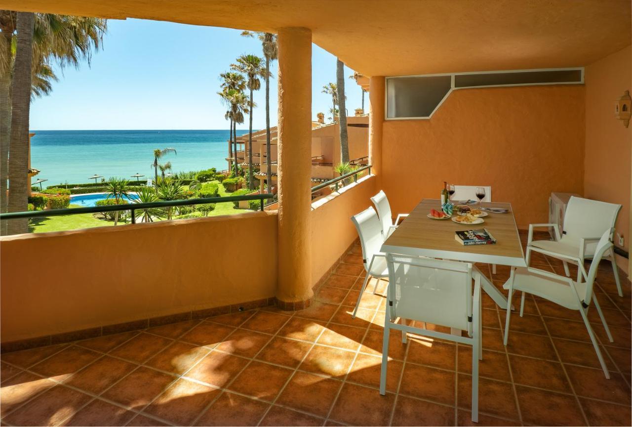 Fantastic Beachfront Apartment Estepona Exteriör bild