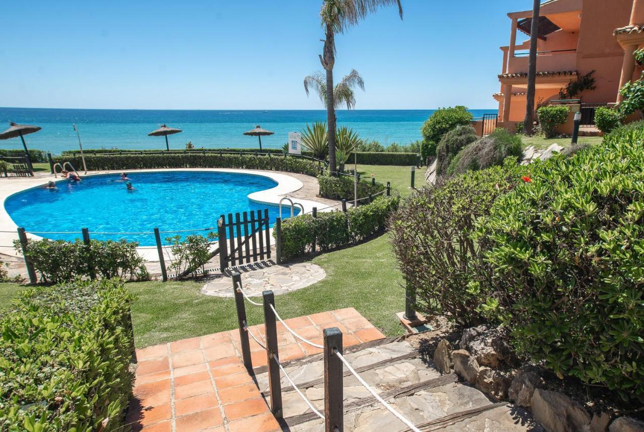 Fantastic Beachfront Apartment Estepona Exteriör bild