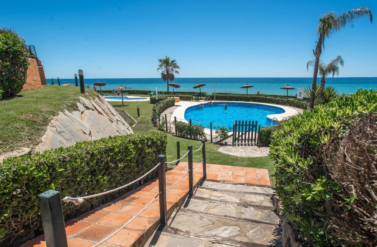 Fantastic Beachfront Apartment Estepona Exteriör bild