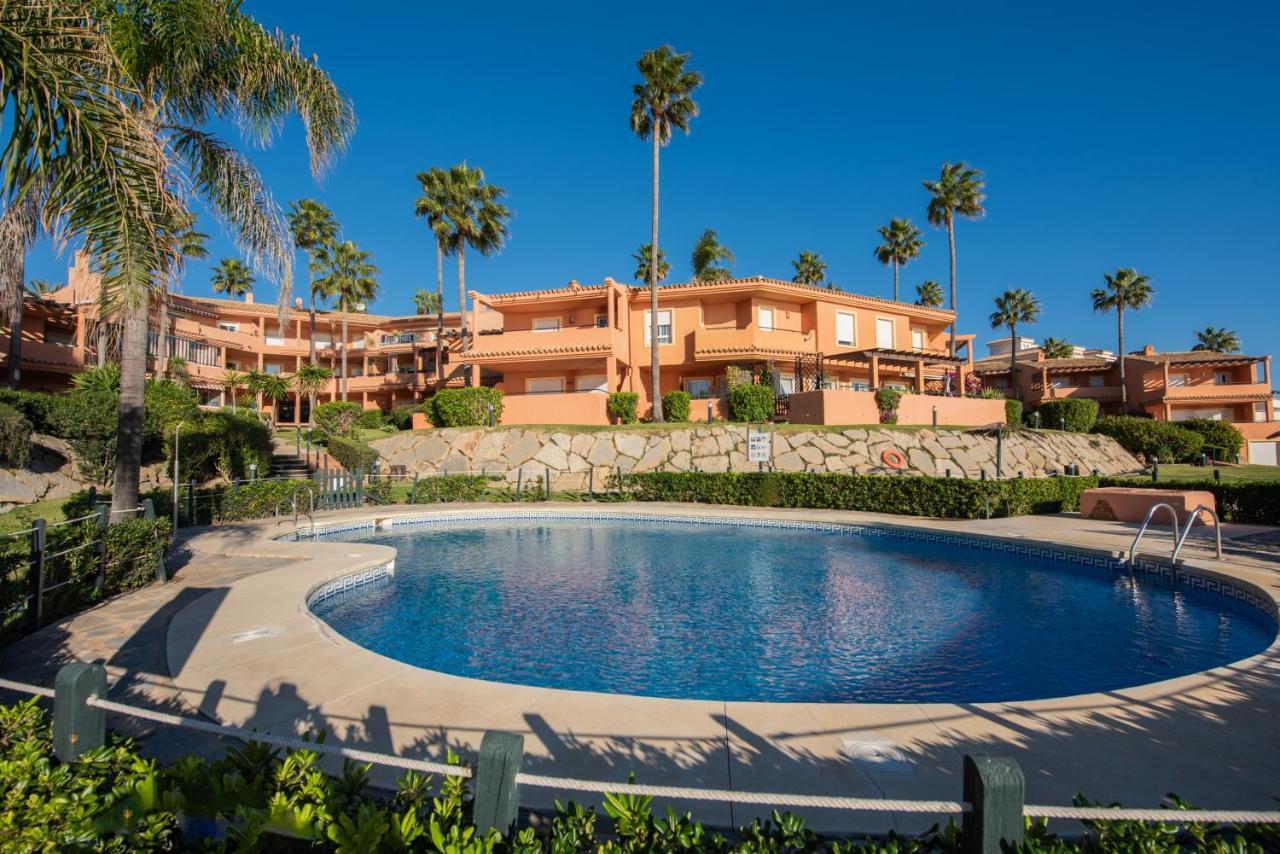Fantastic Beachfront Apartment Estepona Exteriör bild