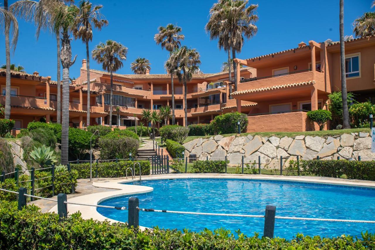 Fantastic Beachfront Apartment Estepona Exteriör bild